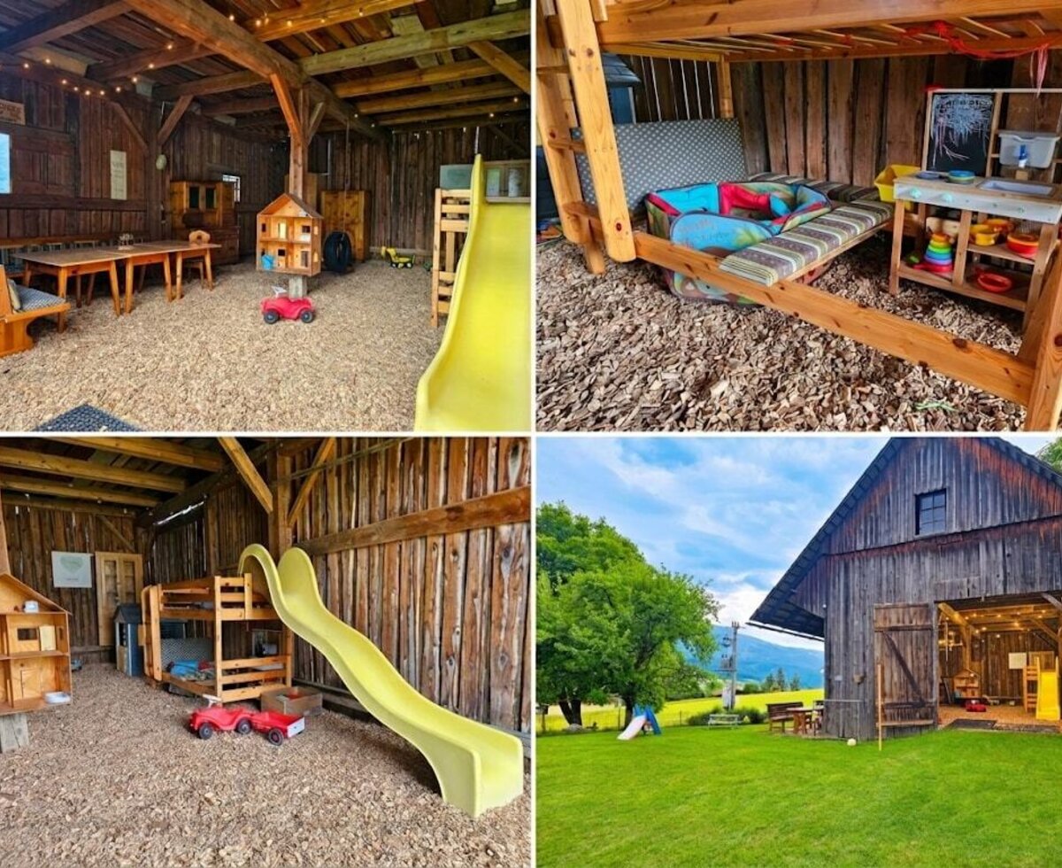 Der Spielstadl am Hof mit Rutsche, Spielküche, Puppenhaus und Sitzgelegenheiten auf Holzhackschnitzelboden.