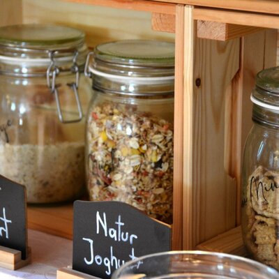 Müsli und Cerealien in Gläsern als Teil des Bauernfrühstücks auf dem Bauernhof.