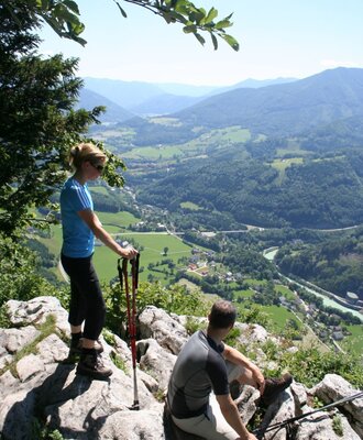 Rotmauer Ausblick Richtung Weyer mit Rapoldeck mit Wanderern