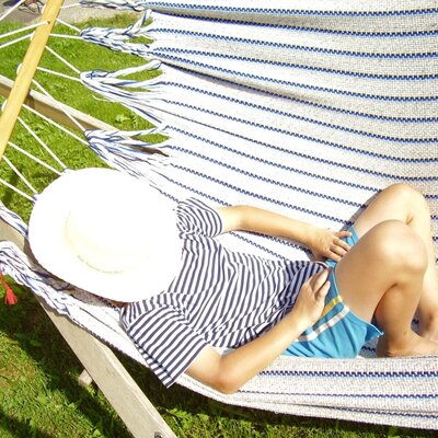 Ein Kind liegt in einer Hängematte.