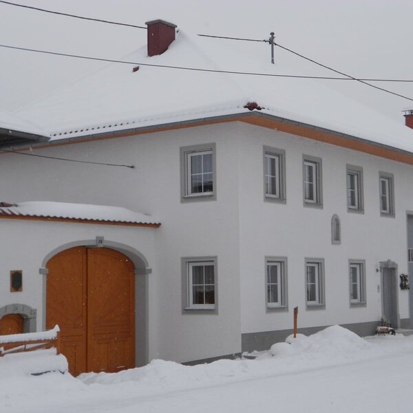 Hofeingang am Fuchsnhof im Winter.