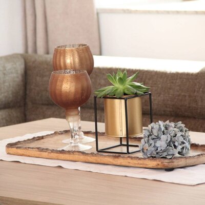 Dekoration auf dem Couchtisch im Wohnzimmer der Ferienwohnung auf dem Bauernhof mit einer Pflanze und Gläsern.