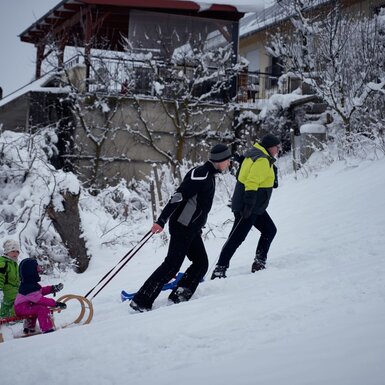 Spaß im Schnee beim Rodeln
