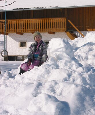 Kinder auf Schneehaufen
