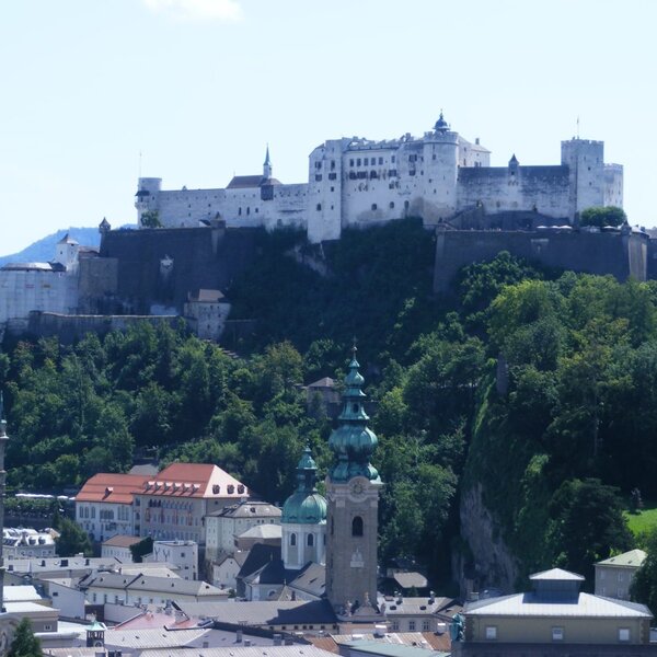 Die Festung Hohensalzburg thront über der Stadt Salzburg, ein historisches Wahrzeichen in der Region des Bauernhofs.