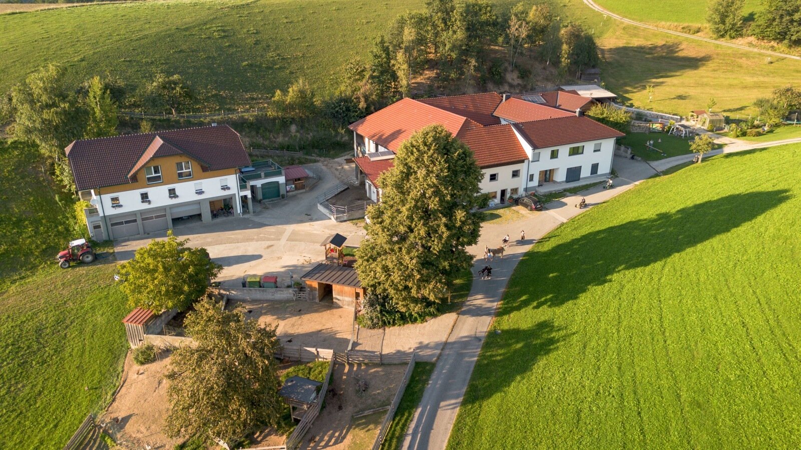 Luftaufnahme des Bauernhofs, umgeben von grünen Feldern