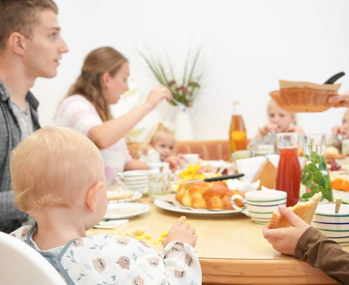 Ein gemütliches Familienfrühstück am reich gedeckten Tisch auf dem Bauernhof.