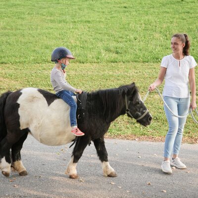 Ein liebevoll geführtes Ponyreiten für Kinder direkt auf dem Bauernhof.