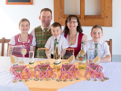 Familie Moser mit zahlreichen Auszeichnungen | © Radlerbauernhof Moser
