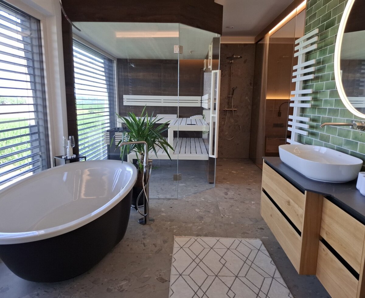 Sauna und freistehende Wanne mit Ausblick 