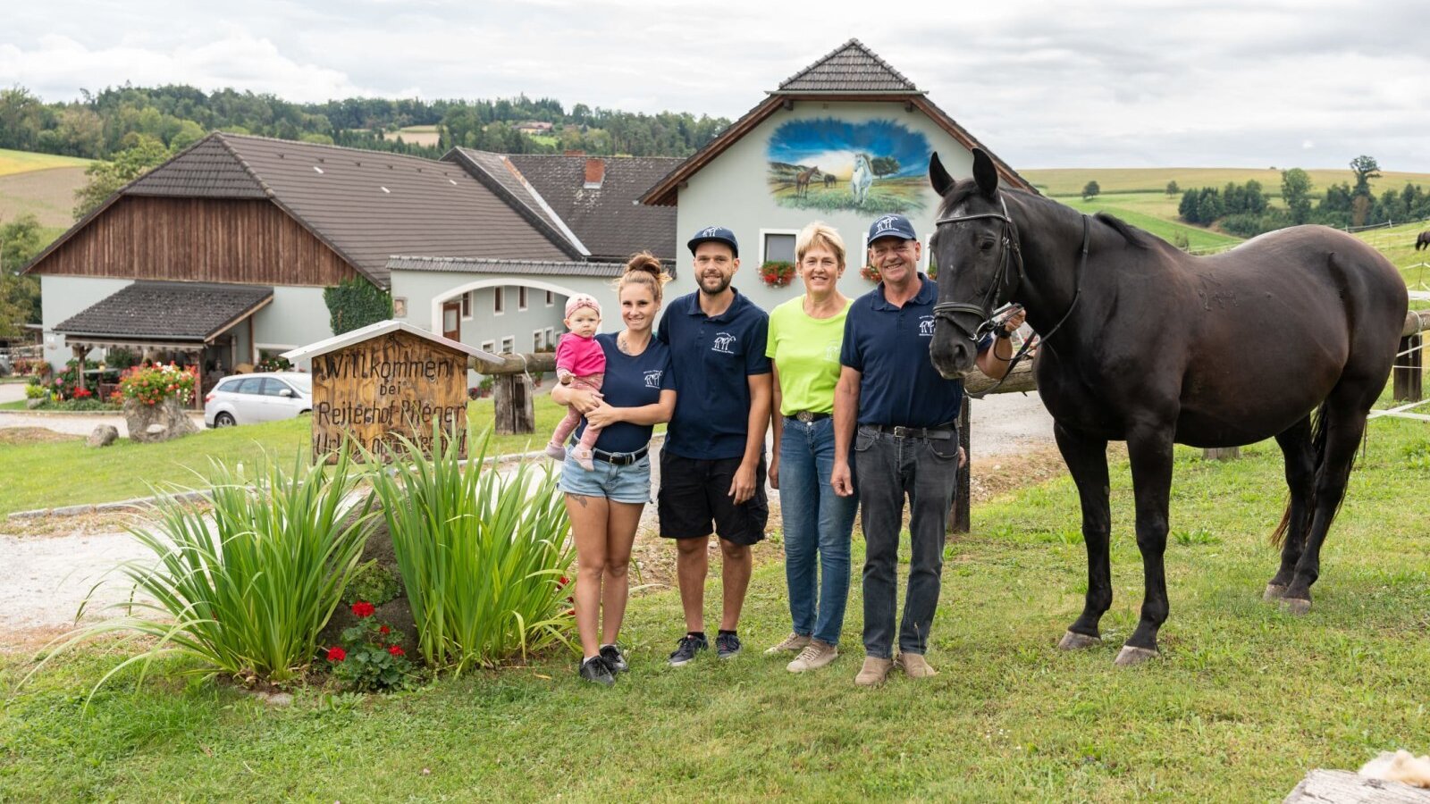 Die herzliche Gastgeberfamilie empfängt Sie auf ihrem idyllischen Bauernhof mit Pferden und viel Grünfläche.