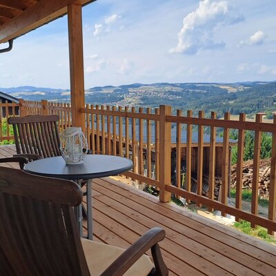 Die einladende Holzterrasse mit gemütlichen Sitzmöbeln und einem weitreichenden Panoramablick über das Mühlviertel.
