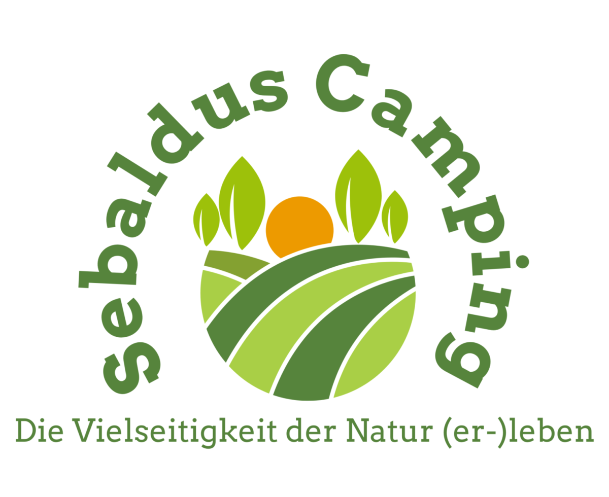 Das Logo des Campingplatzes Sebaldus Camping zeigt grüne Hügel, Bäume und eine Sonne, ergänzt durch den Slogan 'Die Vielseitigkeit der Natur (er-)leben'.