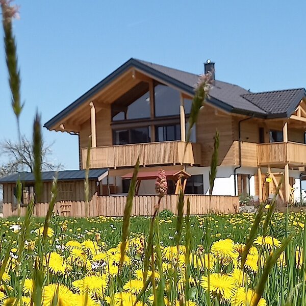 Chalet im April