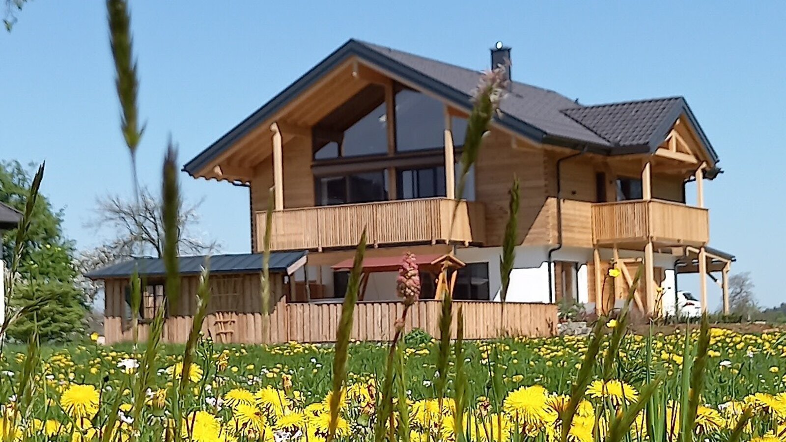 Chalet im April
