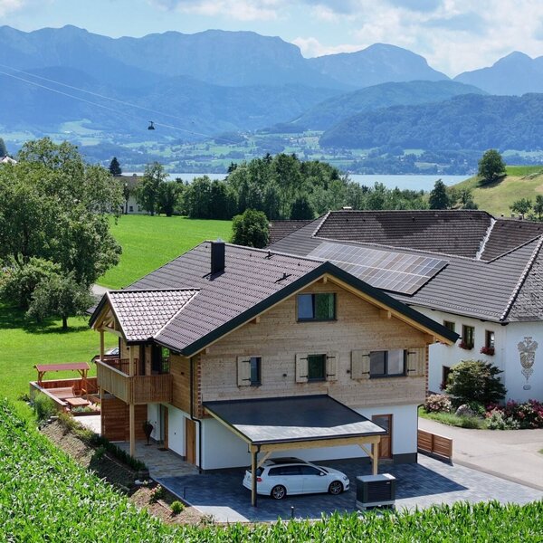 Das einladende Traunsee-Chalet am Götschhof mit Blick auf das malerische Höllengebirge und den nahegelegenen Traunsee.
