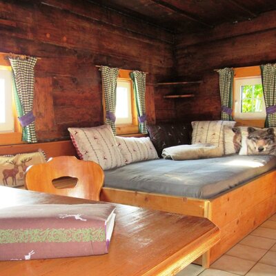 Stube in der Almhütte Brandgut