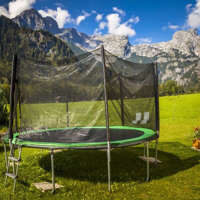 Kinderspielplatz mit Trampolin im Grünen