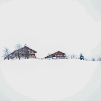 Der Bauernhof in einer schneebedeckten Winterlandschaft.