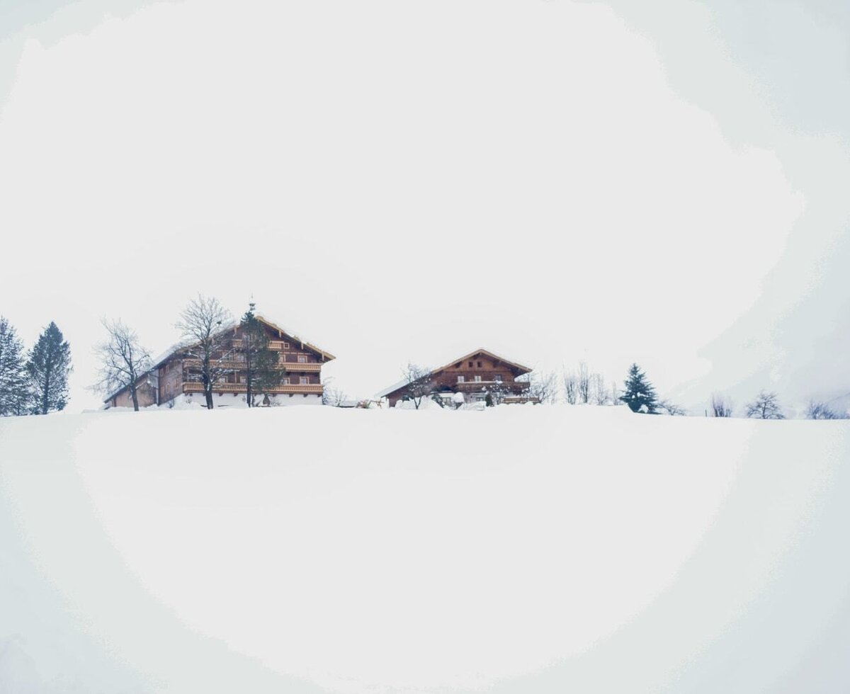 Der Bauernhof in einer schneebedeckten Winterlandschaft.
