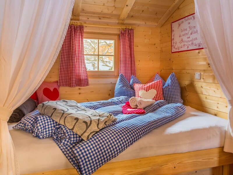 sich reinkuscheln in das gemütliche Doppelbett in der Auszeithütte