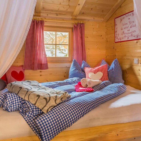sich reinkuscheln in das gemütliche Doppelbett in der Auszeithütte