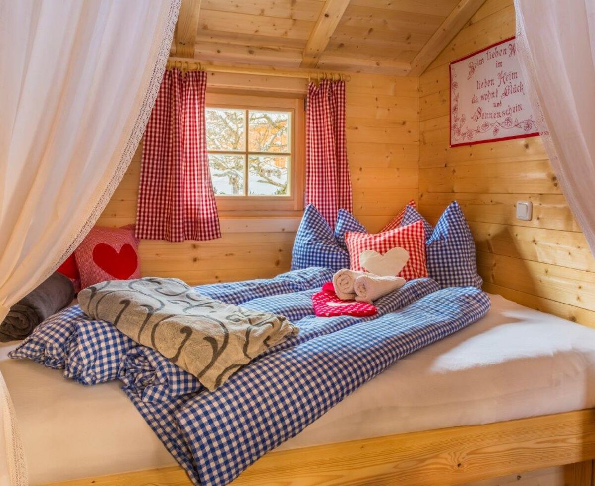 sich reinkuscheln in das gemütliche Doppelbett in der Auszeithütte