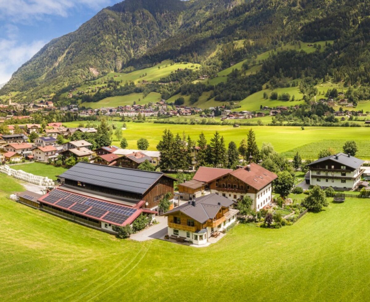 Der idyllische Bauernhof eingebettet in saftig grüne Wiesen mit einem herrlichen Blick auf die umliegenden Alpen.