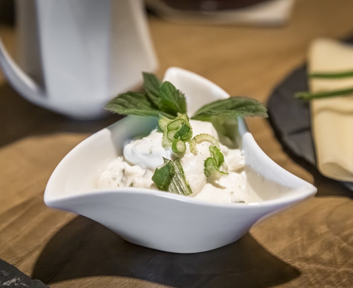 Cremiger Dip mit Minze und Schnittlauch als Teil des Bauernhof-Frühstücks.