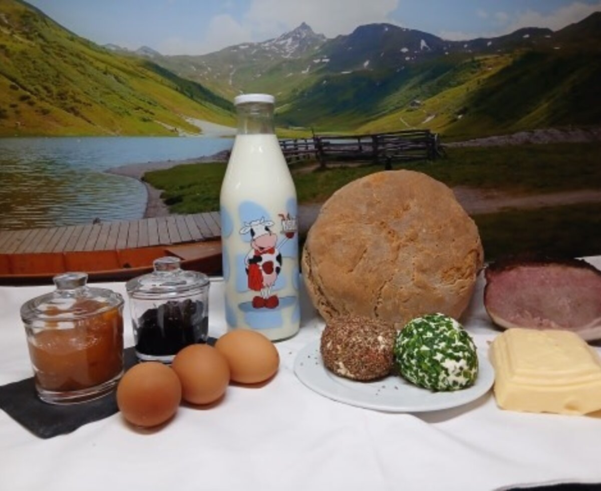 unsere selbstgemachten Produkte wie Milch, Eier, Brot, Frischkäse, Speck, Marmelade