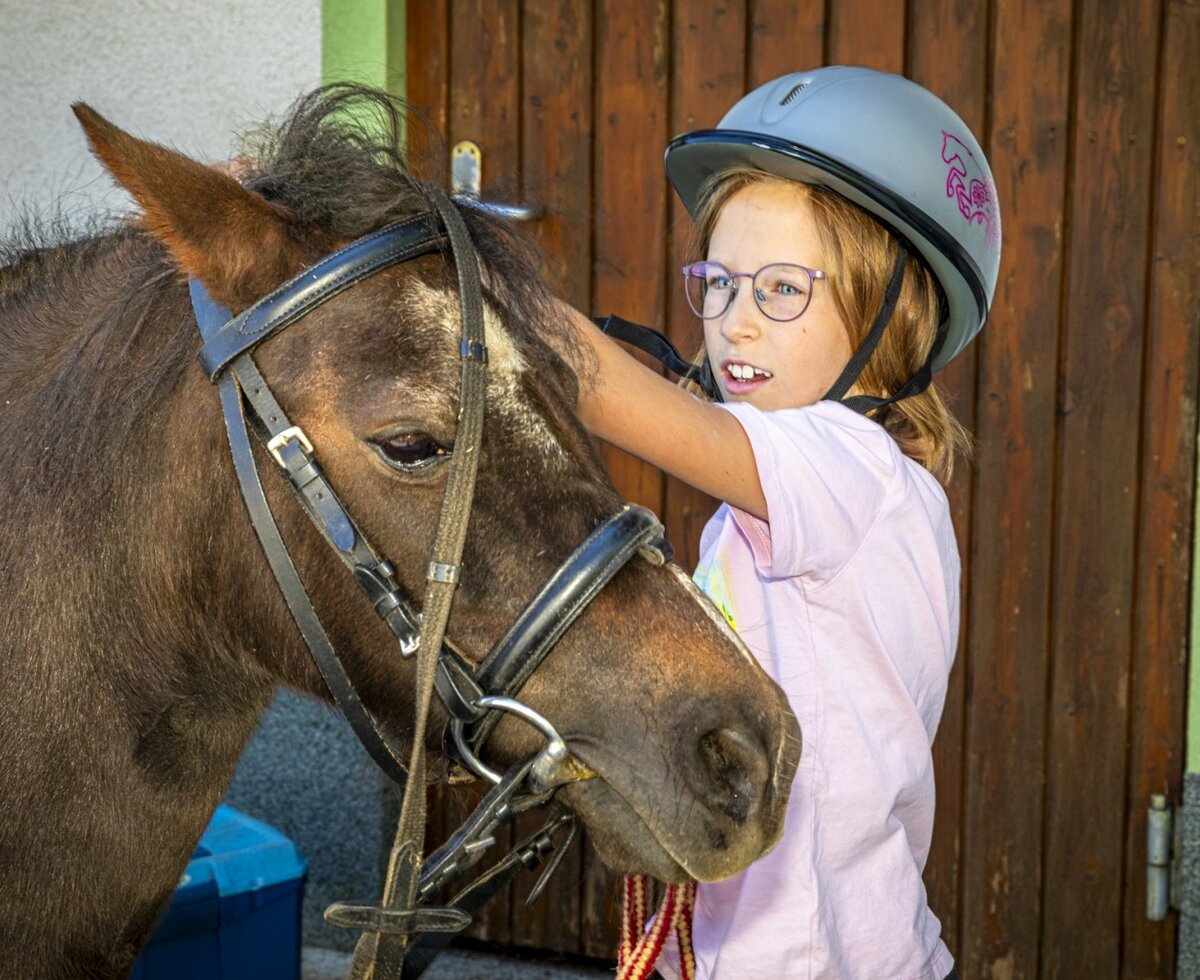 Liebevoller Kontakt mit den Ponys direkt an der Ferienwohnung – ein tolles Erlebnis für kleine Gäste.