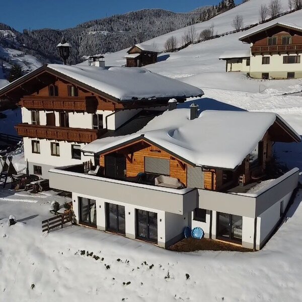 Der Bio Bauernhof Oberbenk im Winter, mit schneebedeckten Gebäuden und umliegender Berglandschaft. Der Bio Bauernhof Oberbenk im Winter, mit schneebedeckten Gebäuden und umliegender Berglandschaft.