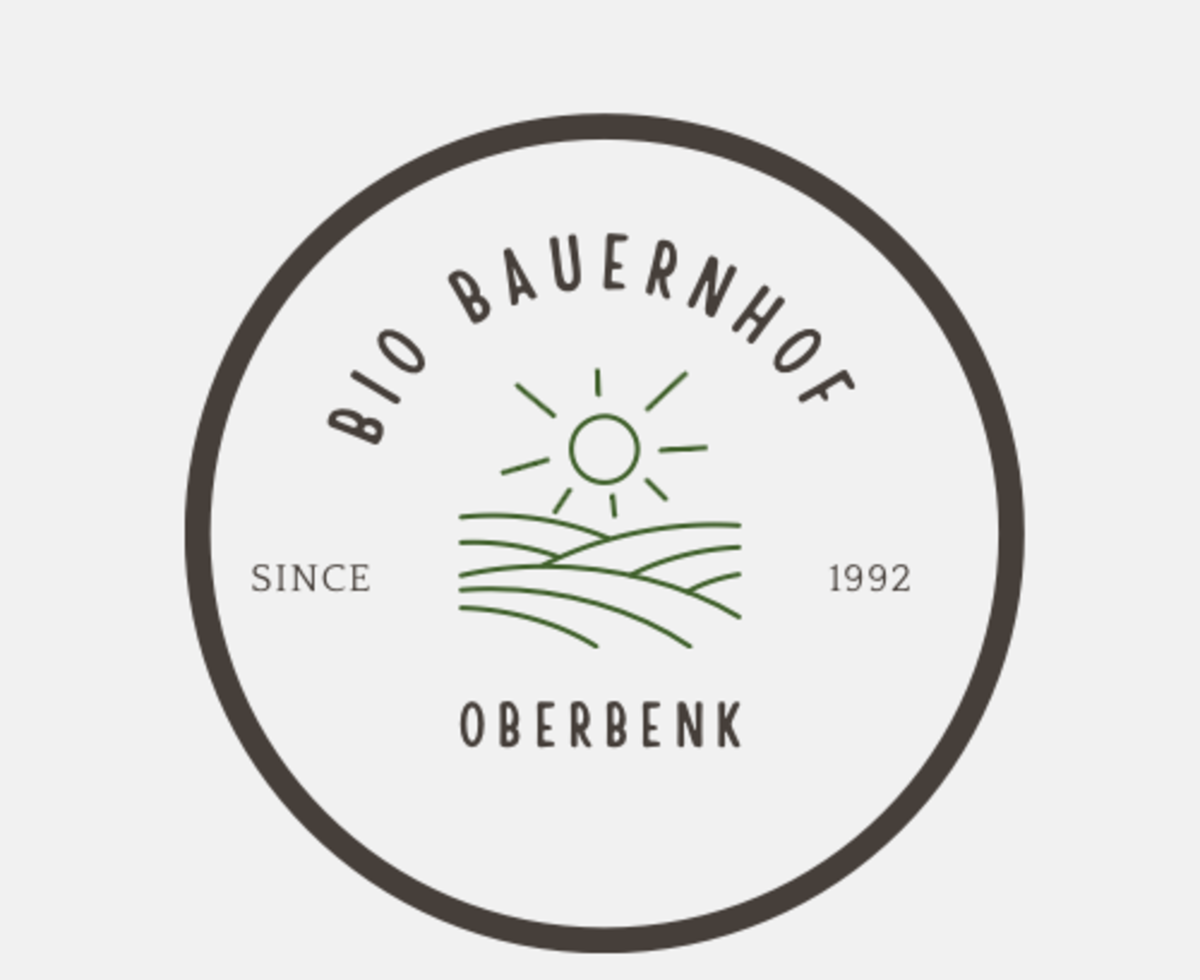 Das Logo des Bio Bauernhofs Oberbenk zeigt dessen Namen, das Gründungsjahr 1992 sowie eine Darstellung von Hügeln und Sonne.