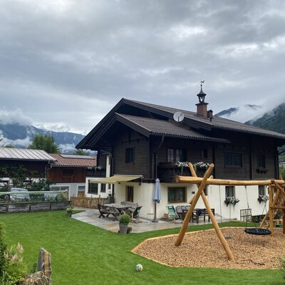 Gebäudeansicht mit Spielplatz