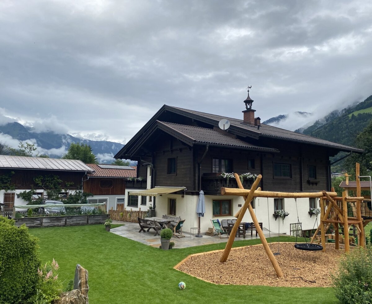 Gebäudeansicht mit Spielplatz