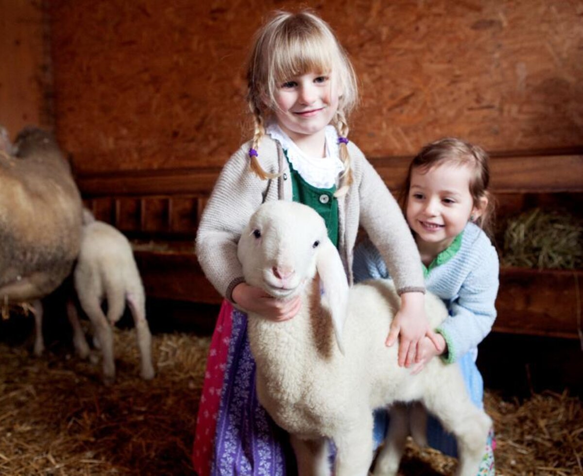 Kinder mit Lamm