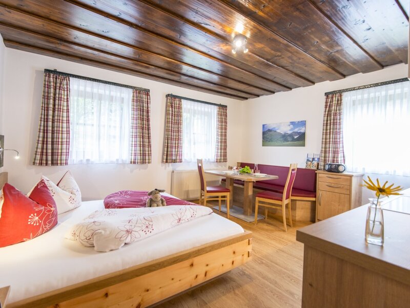 Biohof Maurachgut - Appartement Schlossalmblick - Wohnraum mit Sitzecke