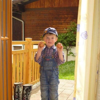 Lukas holt sich ein Früstücksei
