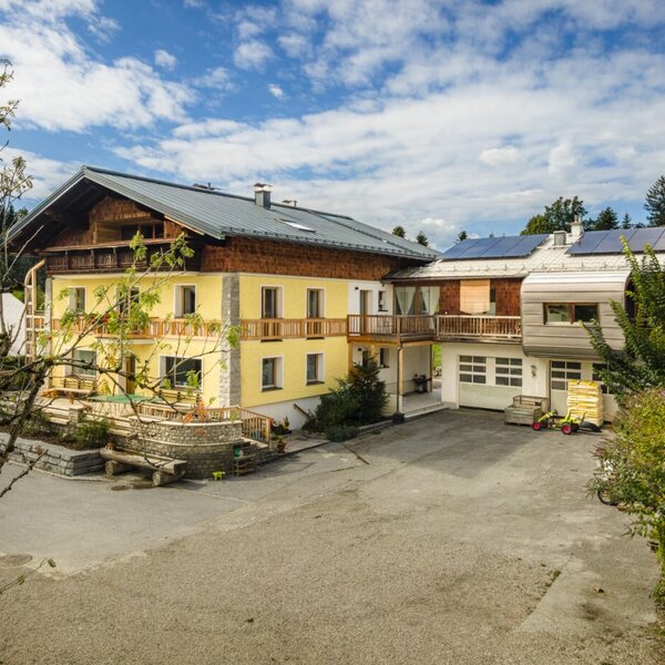Der einladende Bauernhof in sonniger Lage, umgeben von herrlicher Natur und einem weitläufigen Hofbereich.