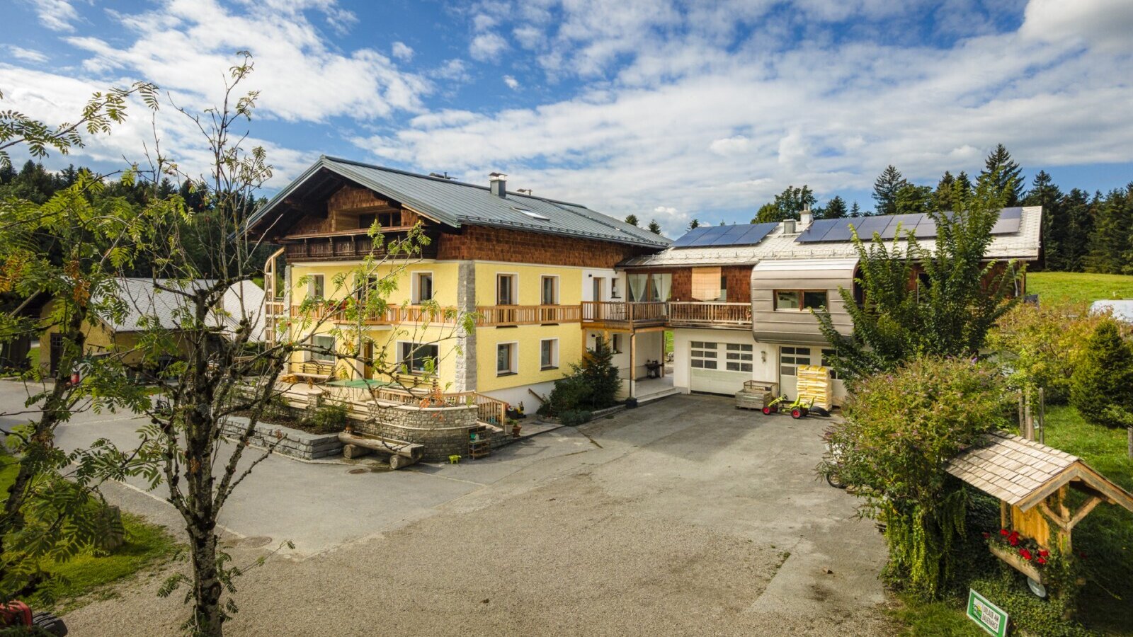Der einladende Bauernhof in sonniger Lage, umgeben von herrlicher Natur und einem weitläufigen Hofbereich.
