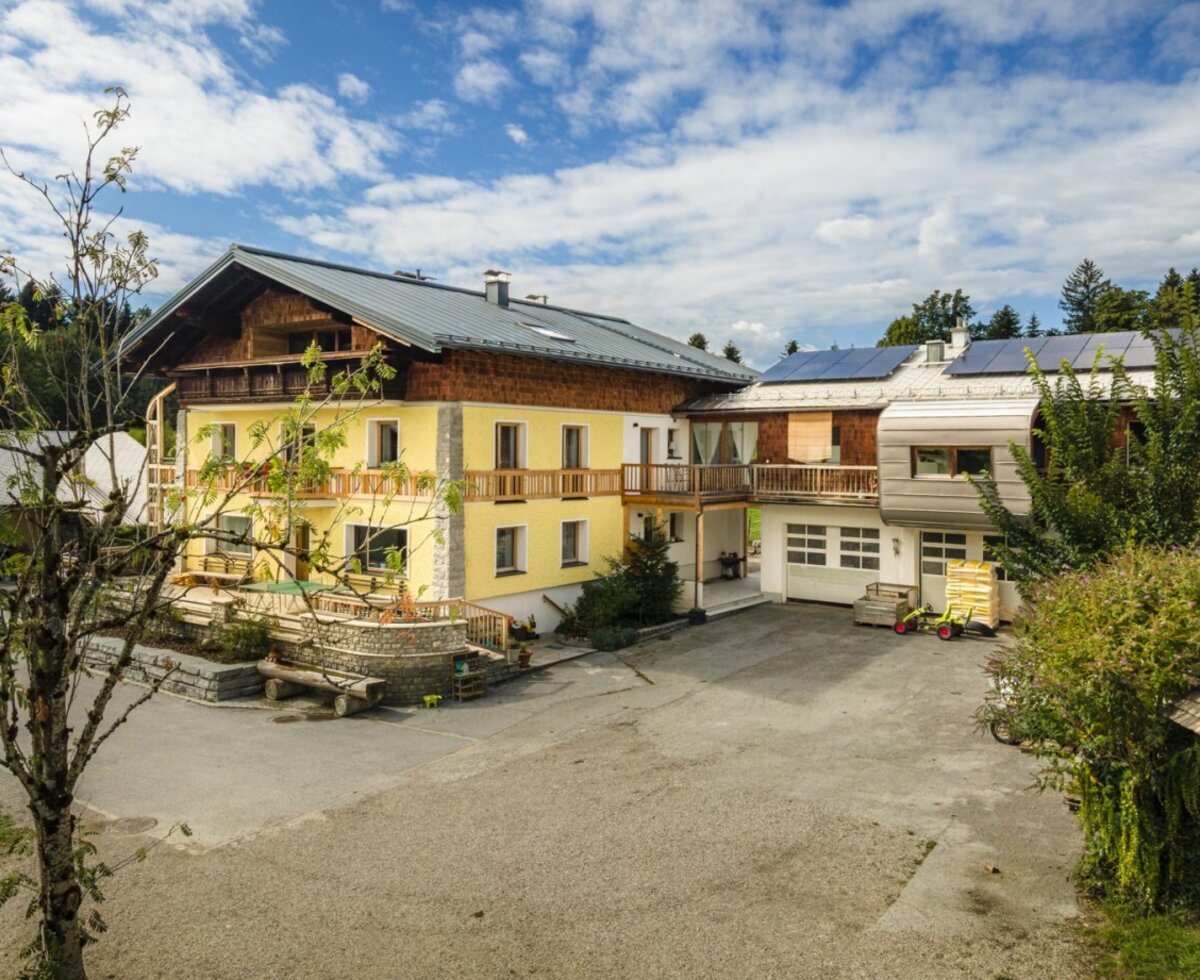 Der einladende Bauernhof in sonniger Lage, umgeben von herrlicher Natur und einem weitläufigen Hofbereich.