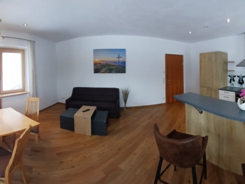 Der offene Wohnbereich des Bed and Breakfast verfügt über einen Essbereich mit Eckbank, einen Wohnbereich mit Sofa und Fernseher sowie eine voll ausgestattete Küche mit Frühstücksbar.