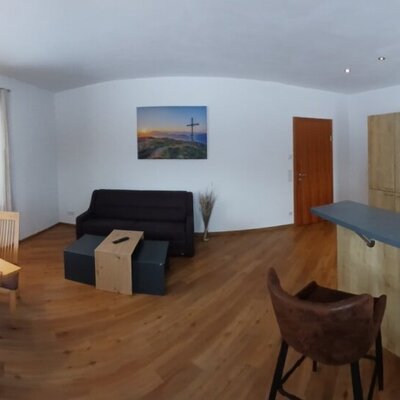 Der offene Wohnbereich des Bed and Breakfast verfügt über einen Essbereich mit Eckbank, einen Wohnbereich mit Sofa und Fernseher sowie eine voll ausgestattete Küche mit Frühstücksbar.