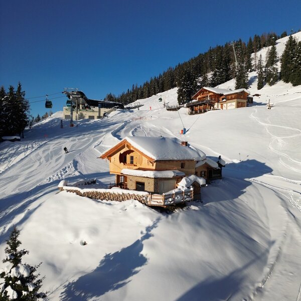 Der Hof liegt im verschneiten Skigebiet mit direktem Zugang zu den Pisten und dem Skilift.