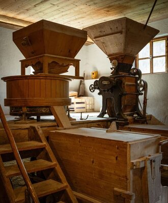 Historische Mühlenanlage mit Holzkonstruktionen und Mahlwerken im Bed and Breakfast.