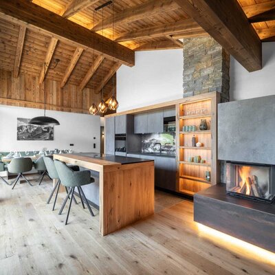 Offener Wohnbereich im Bed and Breakfast mit Küche, Essbereich, Bar und Kamin.