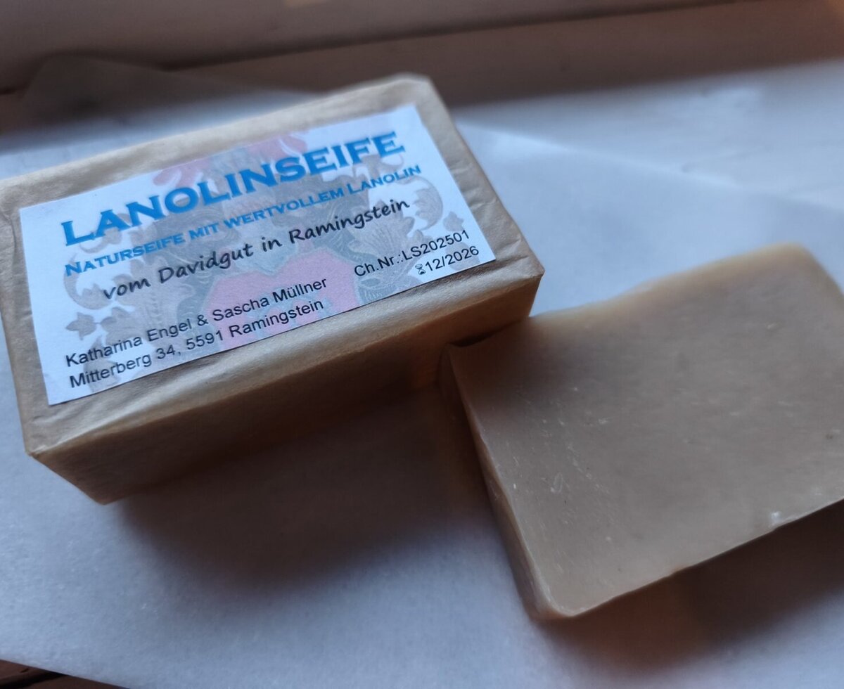 Hofeigene Lanolinseife, mit Wolle vom Scottish Blackface.
