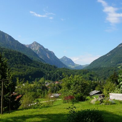 Der Bergblick über das Tal und die bewaldeten Hänge vom Grundstück des Bauernhofs aus.