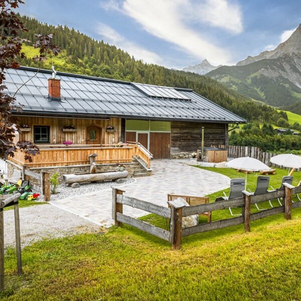 Die gemütliche Almhütte in traumhafter Alleinlage mit einem gepflegten Außenbereich, Liegestühlen und einem herrlichen Ausblick auf das Hochkönigmassiv.