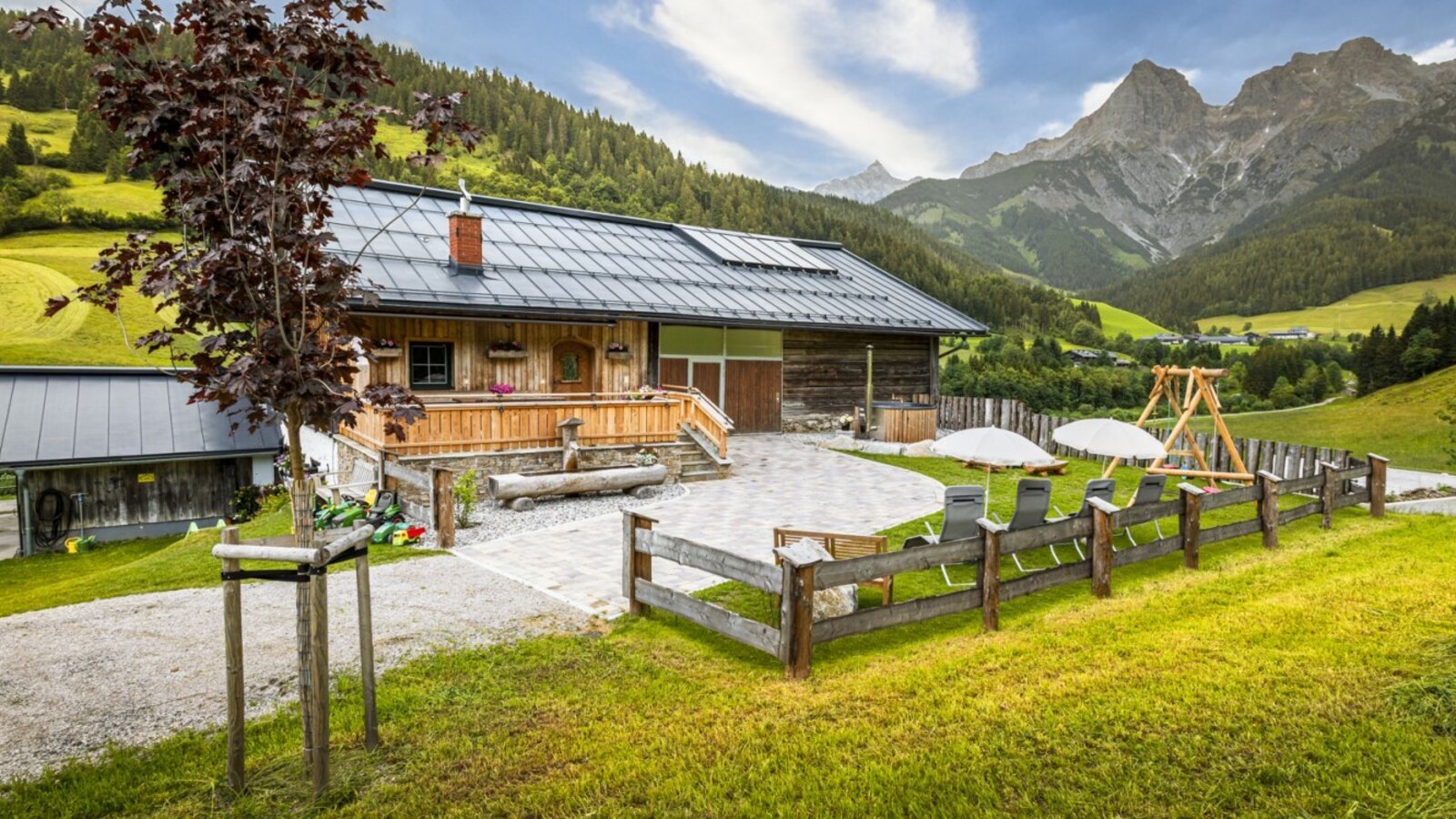 Die gemütliche Almhütte in traumhafter Alleinlage mit einem gepflegten Außenbereich, Liegestühlen und einem herrlichen Ausblick auf das Hochkönigmassiv.